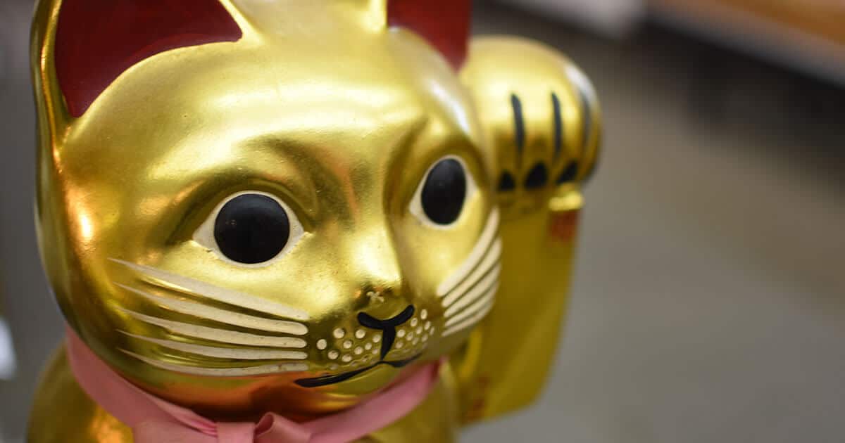 Maneki Neko dorado en la calle