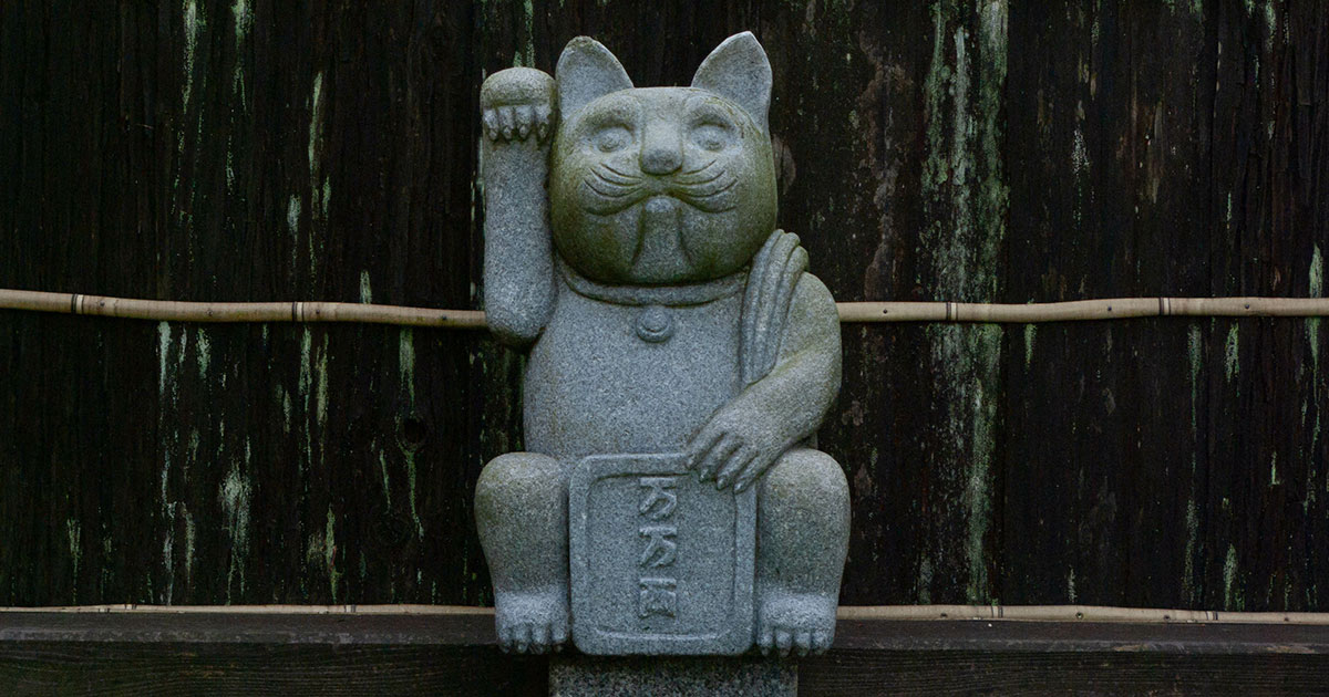 Estatua de un Maneki Neko en un templo