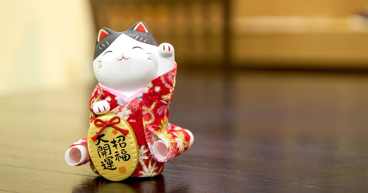 Maneki Neko sobre el suelo de un hogar japones.