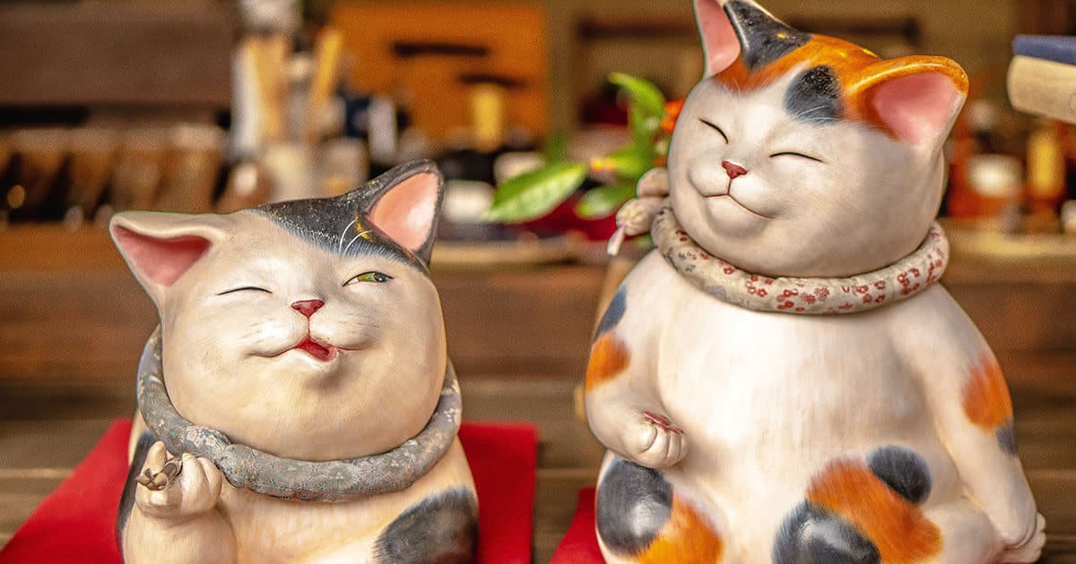 Dos estatuas de Gatos en Japón (Maneki Neko)