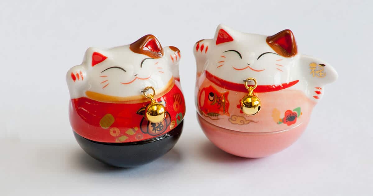 Dos maneki nekos con las patas levantadas