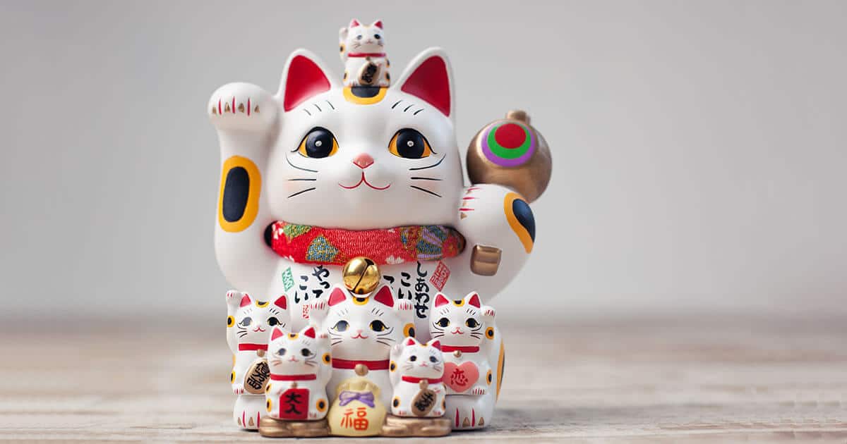 Diferentes Maneki Neko con diferentes patas levantadas