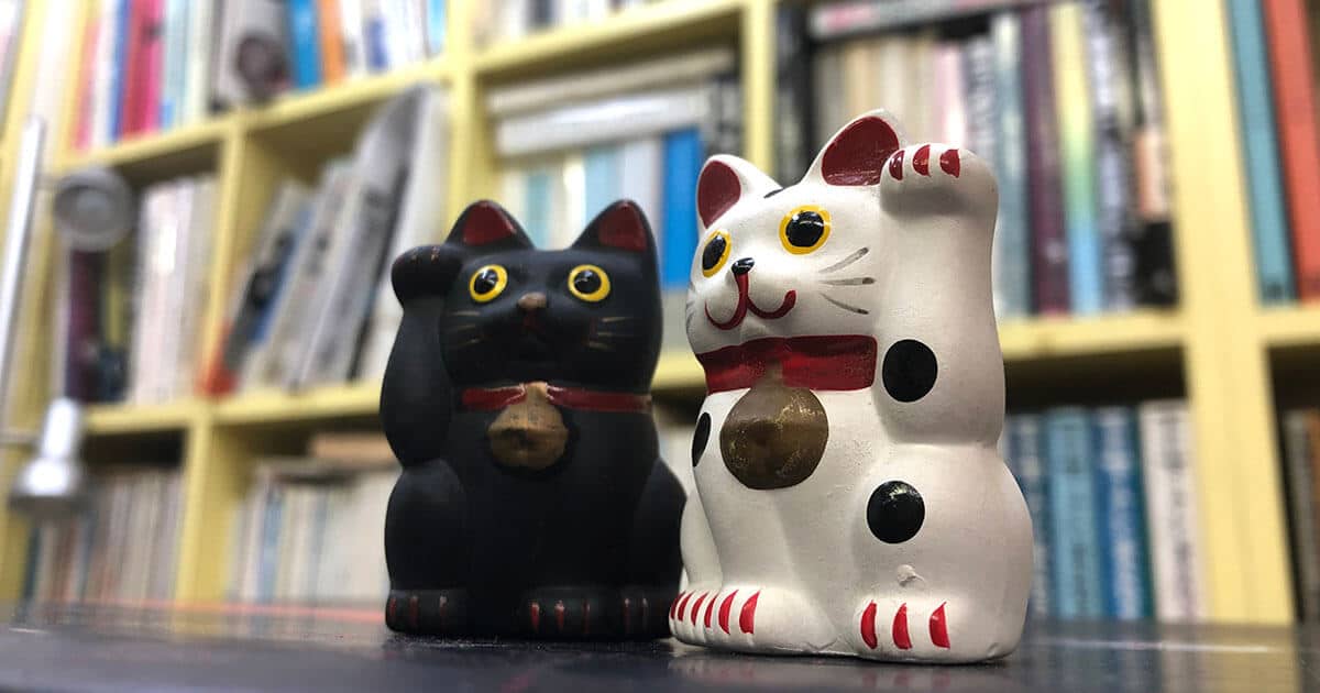 Dos maneki neko en una librería