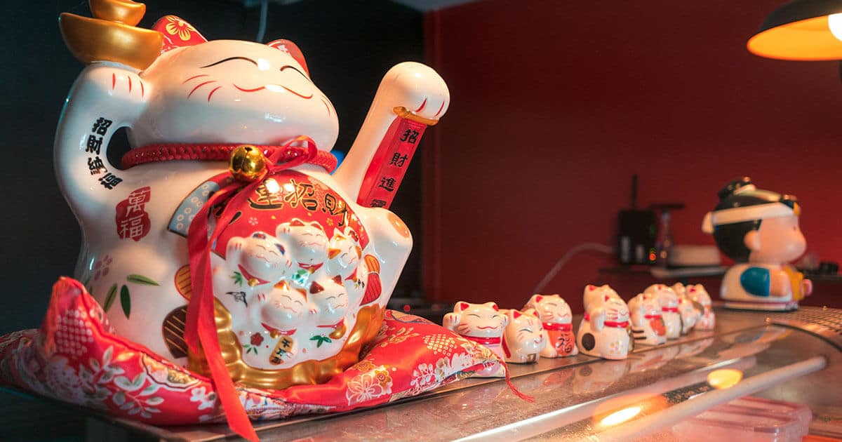 Maneki Nekos en el mostrador de un restaurante