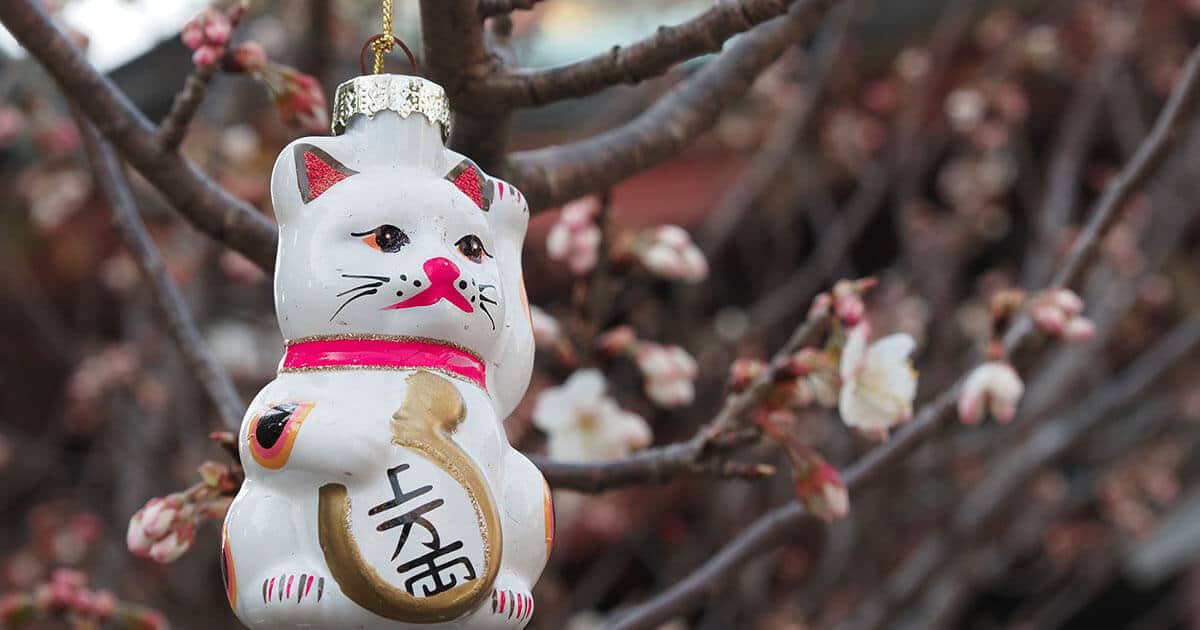 Maneki Neko en el jardín de un hogar