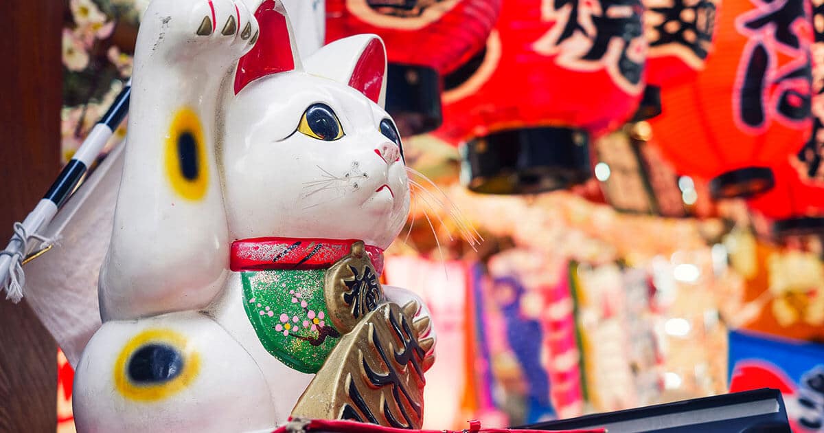 Maneki Neko en el escaparate de un negocio.